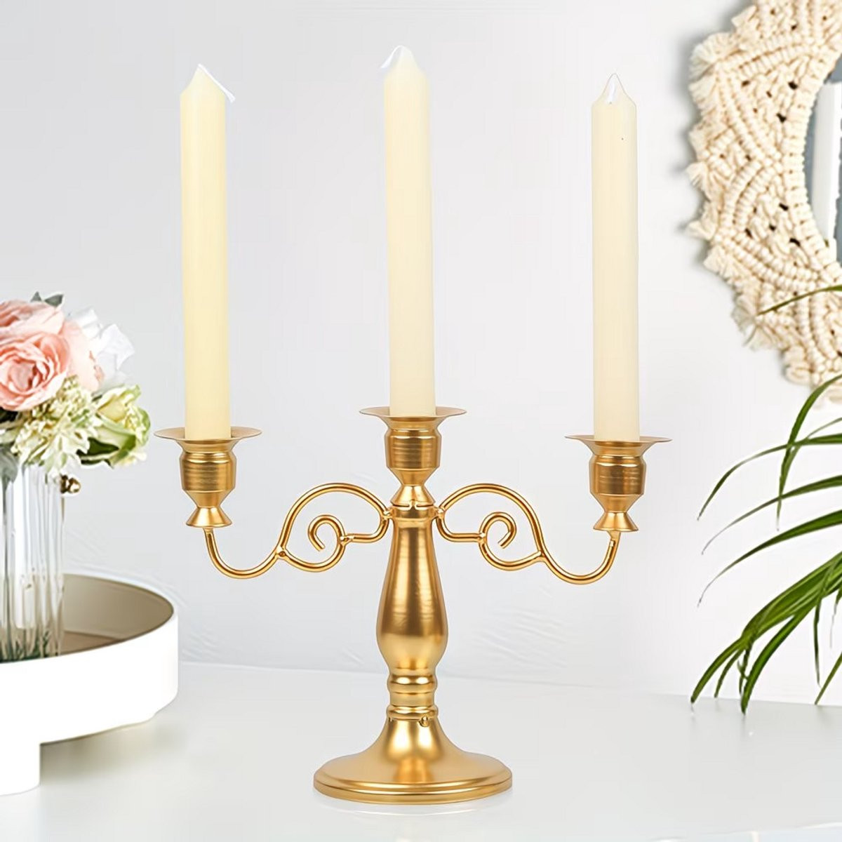 Elegante metalen kaarshouder in traditionele vintage stijl met meerdere koppen, goud
