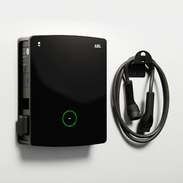 ABL Wallbox eM4 (22 kW / Twin / RCBO / Steckdose / Controller / Standard / Schwarz)