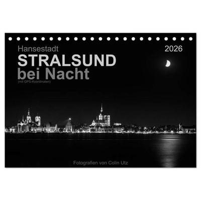Hansestadt Stralsund bei Nacht (mit GPS-Koordinaten) (Tischkalender 2026 DIN A5 quer), CALVENDO Monatskalender