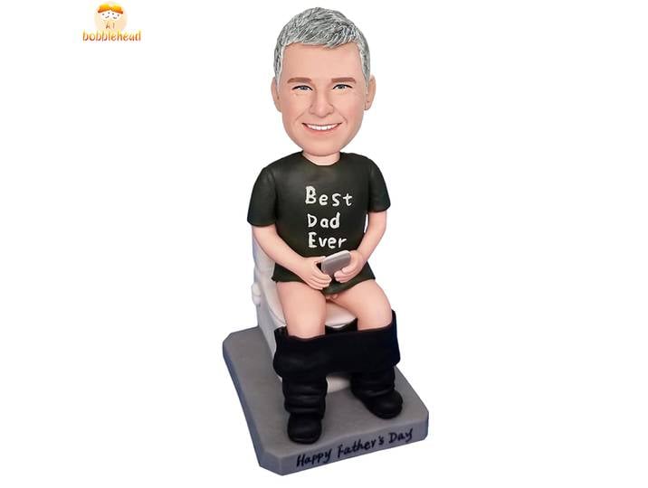 Figurine Bobble-Head Personnalisée, Poupée Personnalisée, Homme en T-shirt Noir Assis sur les Toilettes, Bobble-Head Personnalisé, Figurines Bobble-Head Personnalisées