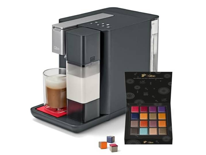 Tchibo Qbo Kapselmaschine, MILK MASTER, Lipstick Red, inkl. 16 Kapseln Premium Kapselmaschine für Espresso, Caffè Crema und Caffè Grande, PressBrew Technologie, kompaktes Design