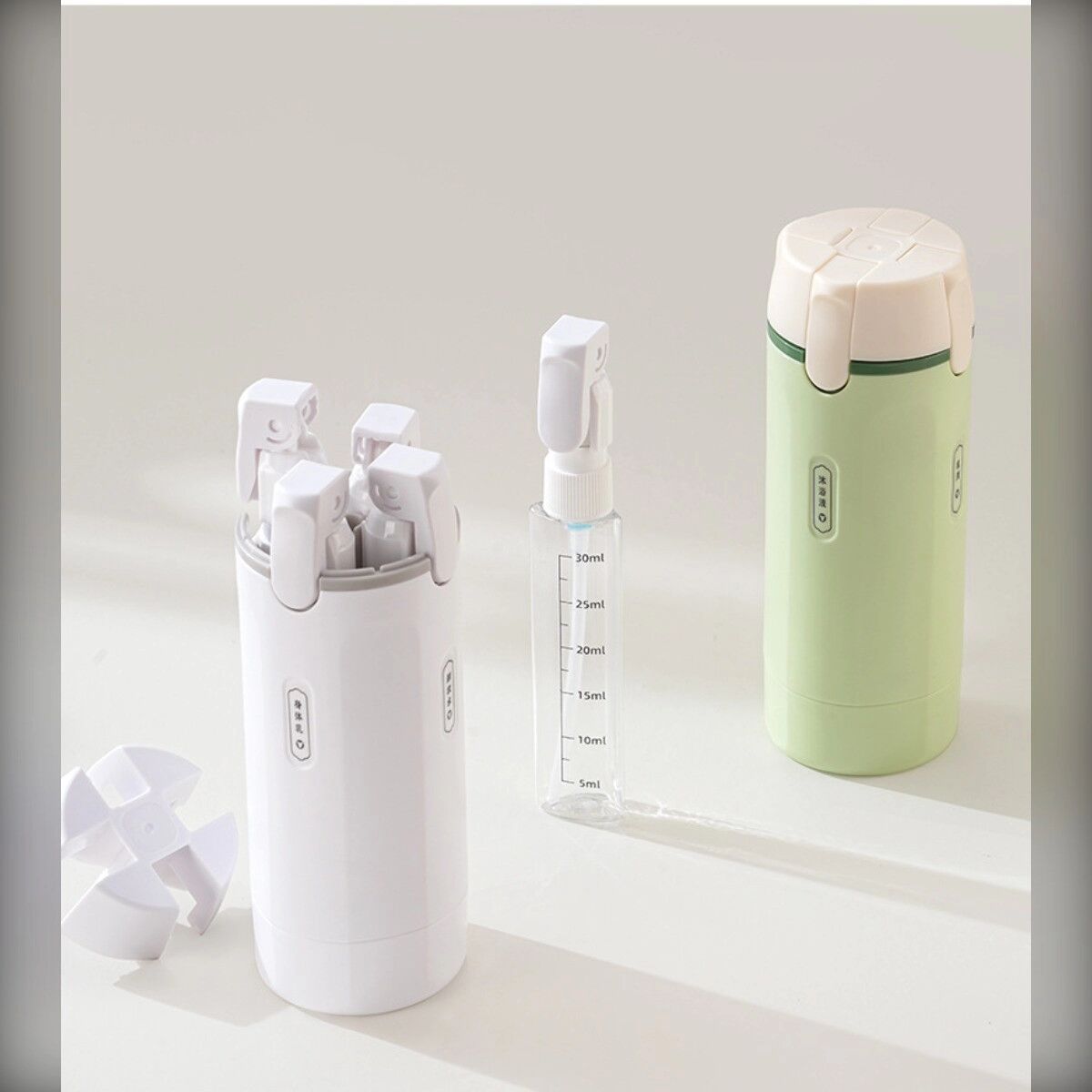 INF 4-in-1 Reise-Dispenser Flasche – ABS+PET, nachfüllbar, auslaufsichere Pumpe mit klappbarem Pumpenkopf und Grün