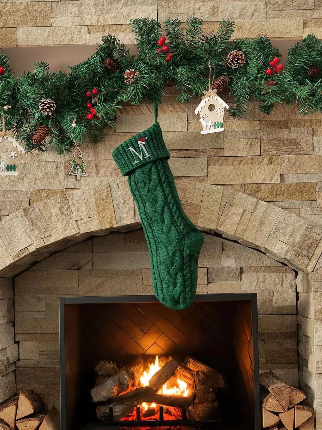 INF Grüner gestrickter Weihnachtsstrumpf mit "M" Stickerei - Personalisierte Weihnachtsdekoration