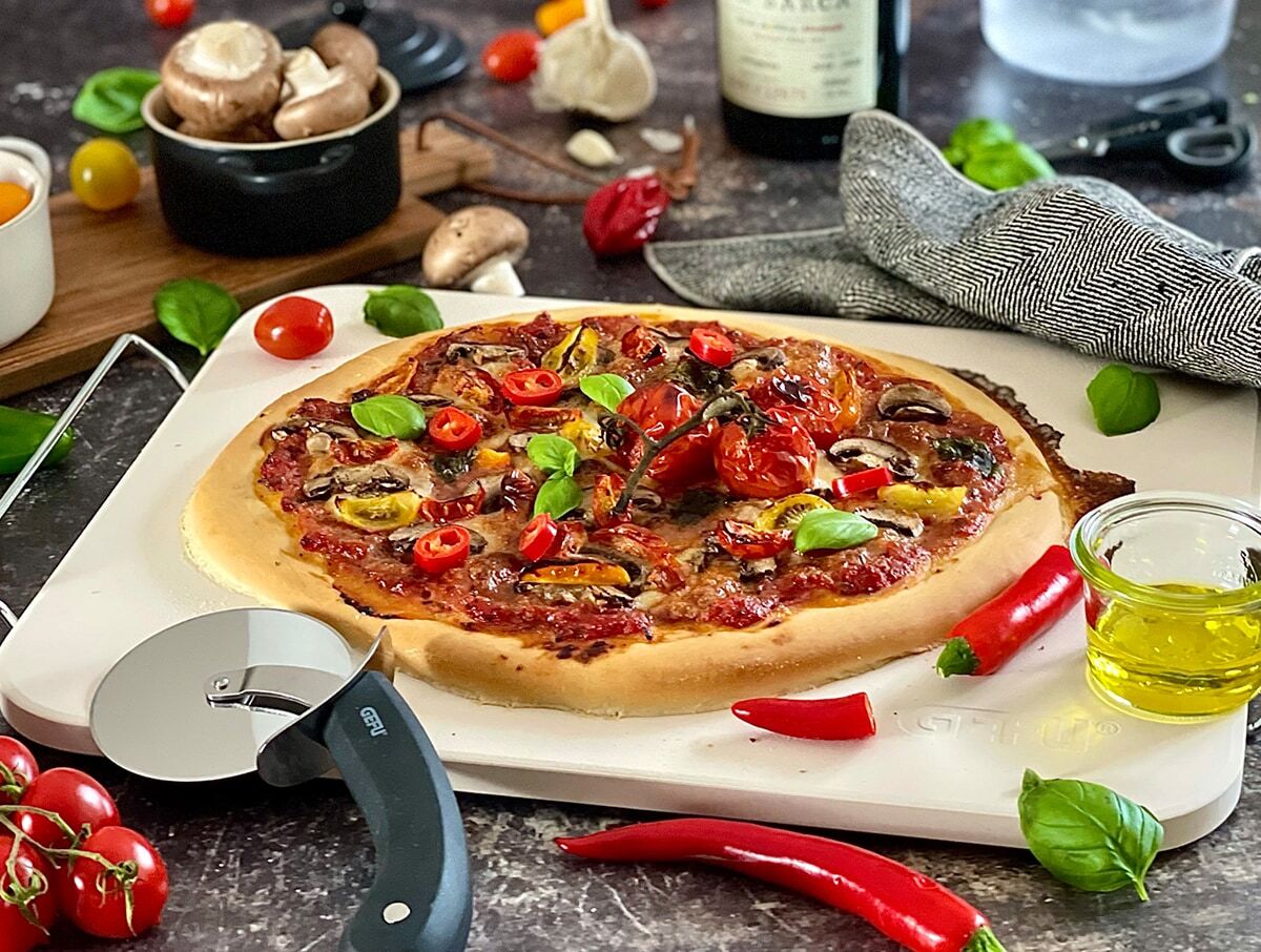 Pizzastein GEFU "Set: Pizzastein DARIOSO mit Gestell + Pizzaschneider + Pizza-Schieber", weiß (grau), B:38cm T:30cm, Backbleche, Pizzastein