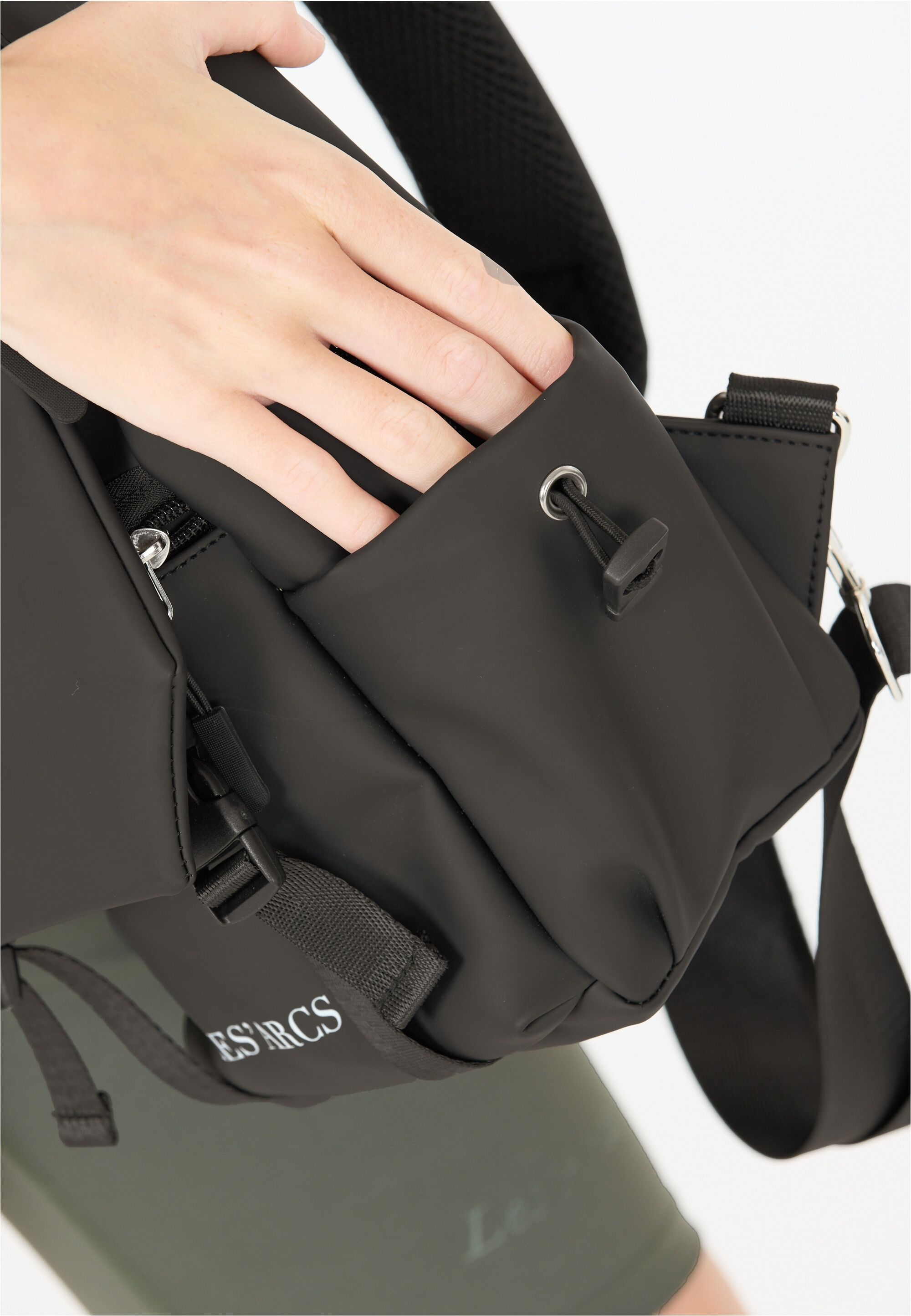 Sporttasche LES'ARCS "Tobis", Gr. B/H/T: 12cm x 36cm x 24cm, schwarz, Kunstfaser, unifarben, Taschen Sporttasche, Im trendigen und funktionalen Crossbody-Style
