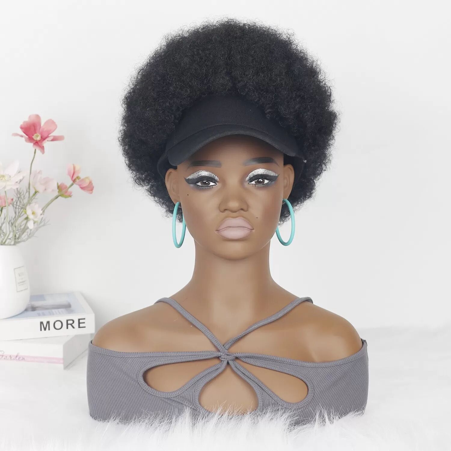 INF Voluminöse Afro-Lockenperücke mit Baseballkappe für Damen - Mischfarbiges, hitzebeständiges Kunsthaar