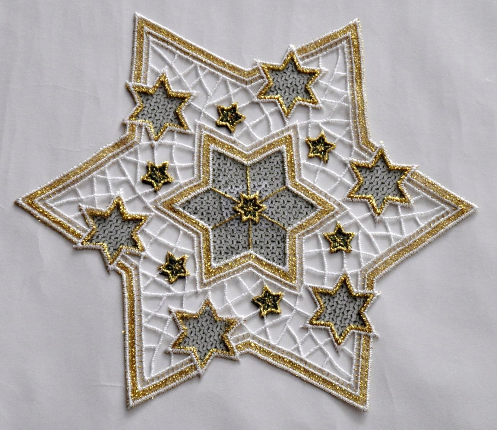 Tischdecke STICKEREIEN PLAUEN "Goldtanne" Gr. 1, grün, Ø:27cm, Polyester, Tischdecken, Tischdecke, Goldsterne grün Ø 27cm, sternförmig
