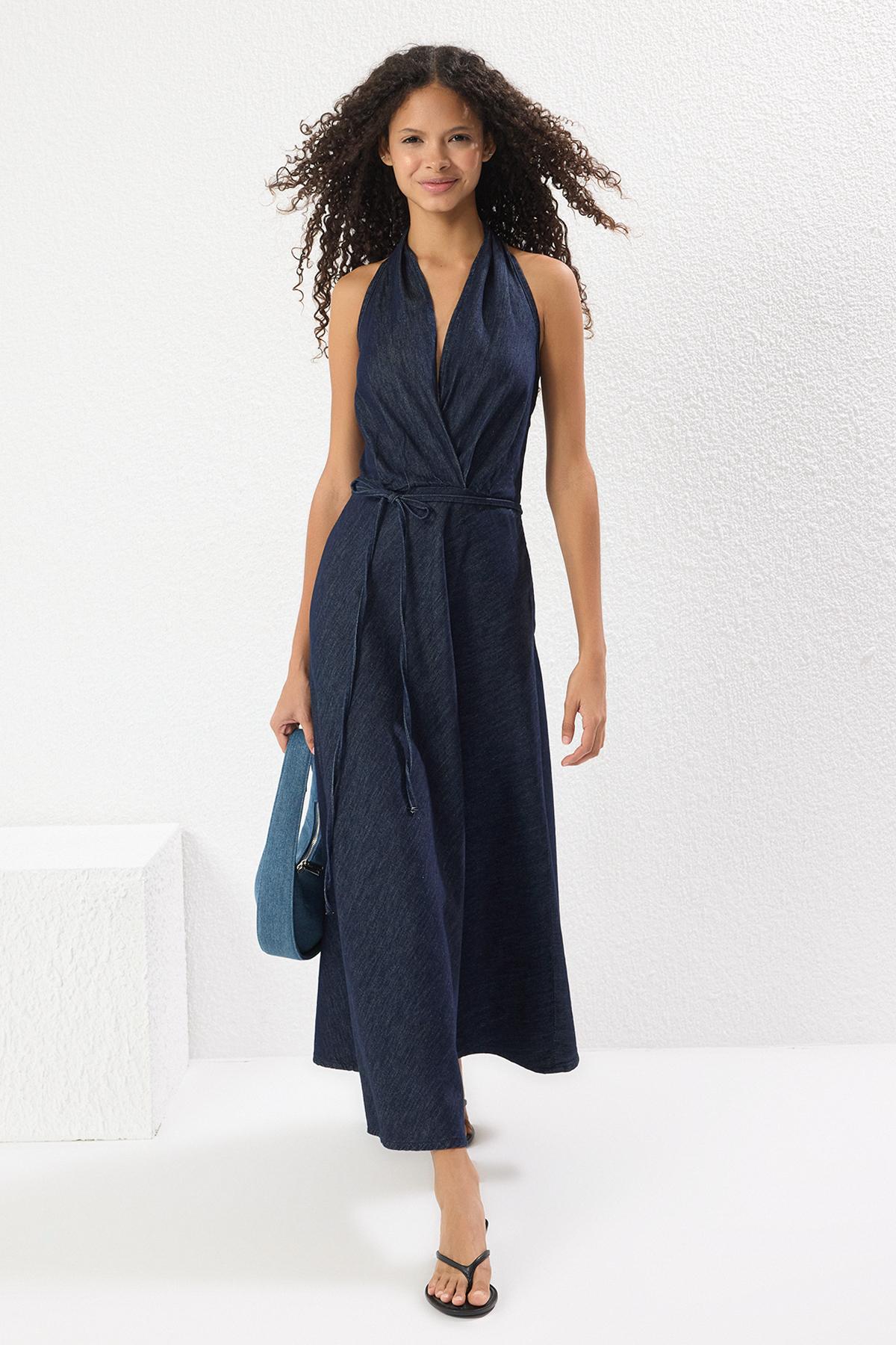Marineblauwe, rechte, mouwloze maxi-jurk voor dames, geschikt voor dagelijks gebruik.