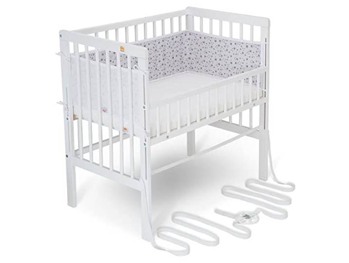 FabiMax Baby Beistellbett für Boxspringbett, TÜV geprüft 2022, inkl. Matratze und Nestchen aus Netzstoff, Buche massiv weiß, Comfort/graue Sterne auf weiß