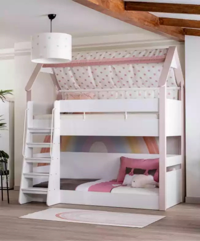 Houten stapelbed voor de kinderkamer in het roze