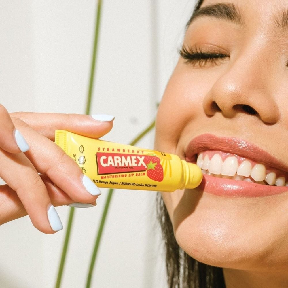 Carmex Moisturizing Lip Balm Classic Chapped Dry Lips Strawberry / Cherry / Pineapple SPF15