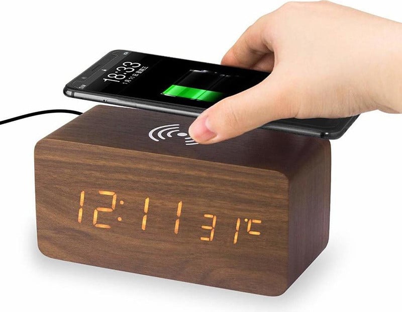 INF Digitale LED-wekker met draadloos opladen Bruin