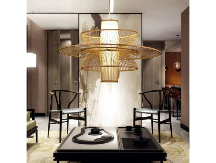 Lustre minimaliste élégant en bambou, rotin et osier, tressé à la main, avec éclairage LED, pour la décoration du salon.