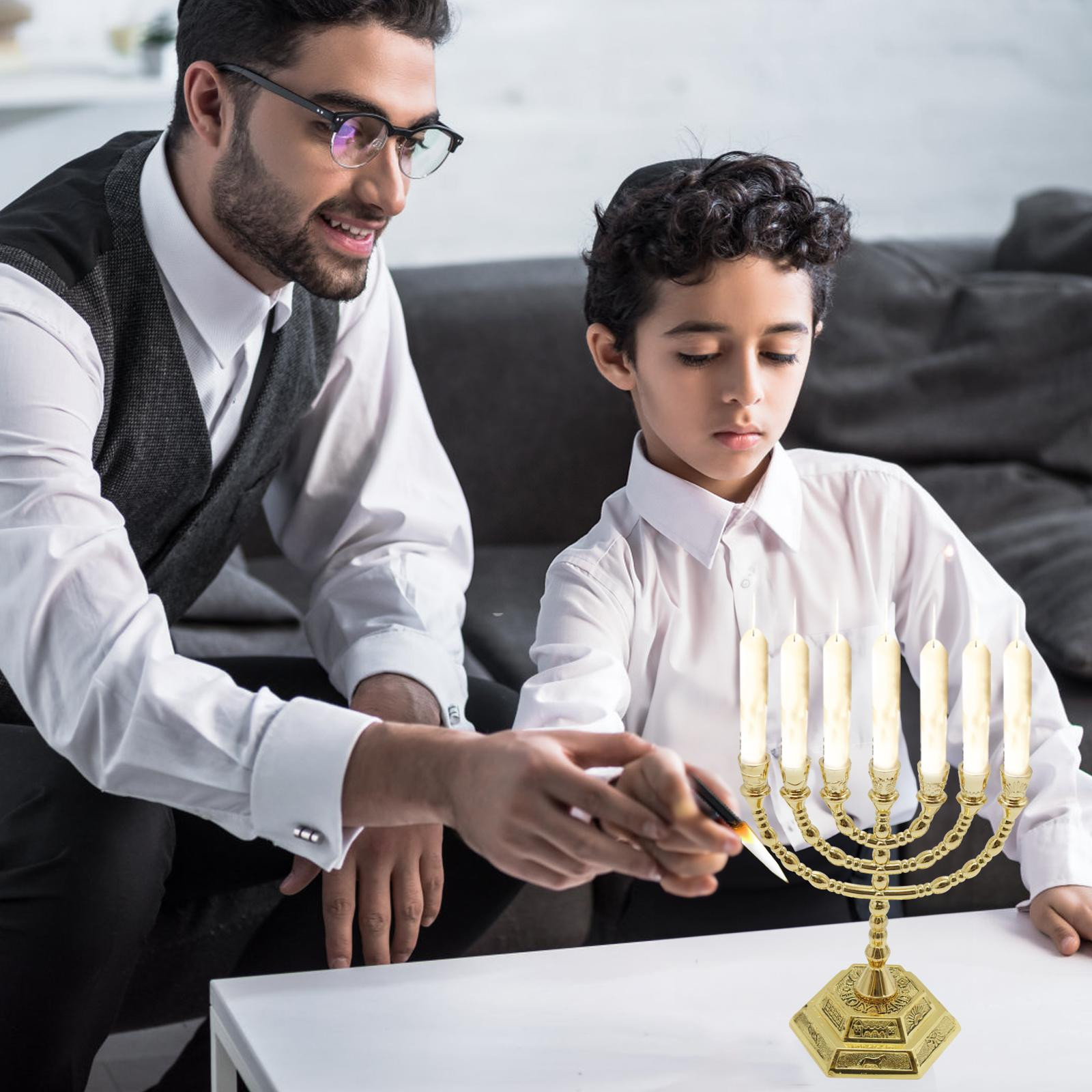 Goudkleurige 7-armige Menorah kandelaar met symbolen van de 12 stammen van Israël, Hoogte: 13 cm