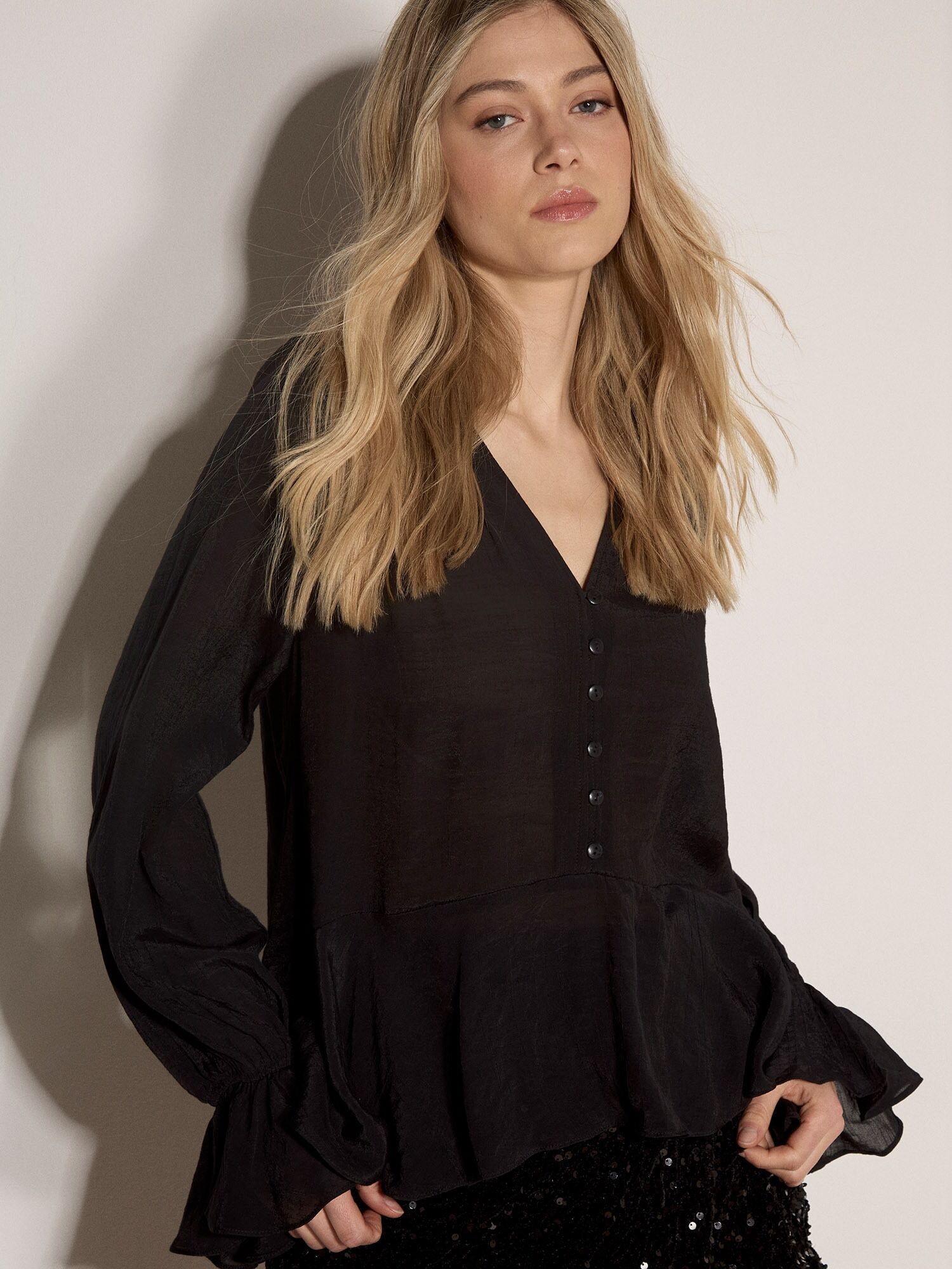 Klassische Bluse APRICOT "Bluse mit strukturiertem Peplum-Saum", Damen, Gr. 10, schwarz, gewebt, , Modisch, normal, V-Ausschnitt, Flügelärmel, Blusen Klassische Bluse, Knopfleiste