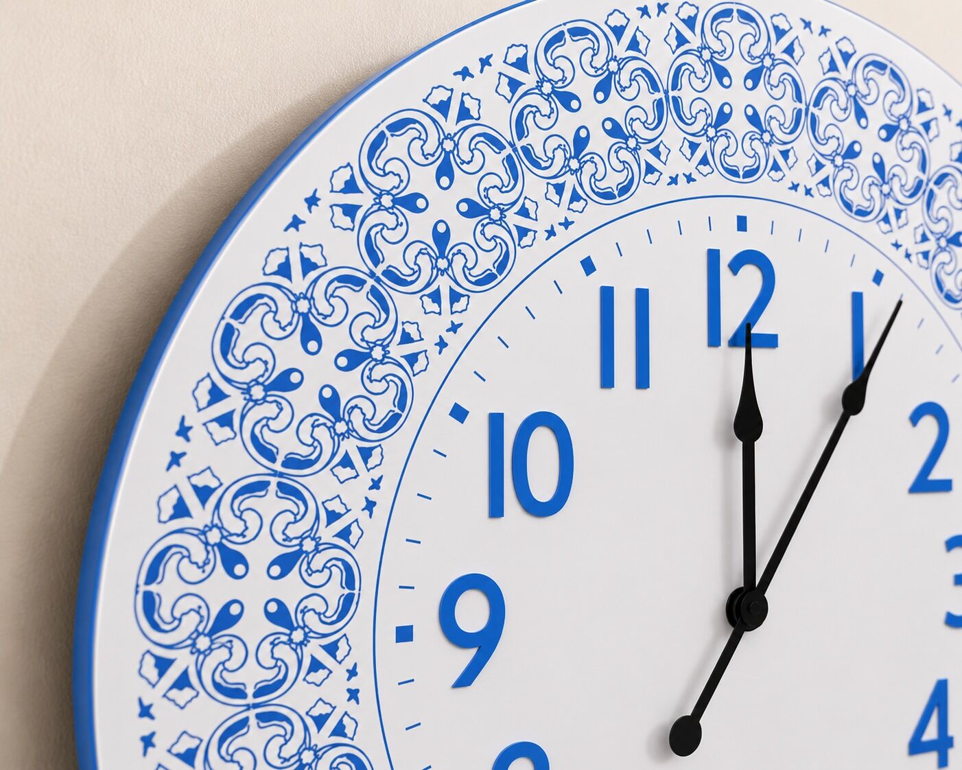Wanduhr OTTO HOME "Blue Sky mit detailreichen Ornamenten, 58cm groß", blau (weiß, blau), B:58cm H:58cm T:1cm, Wanduhren, Wanduhr, Küchenuhr, Wanduhr