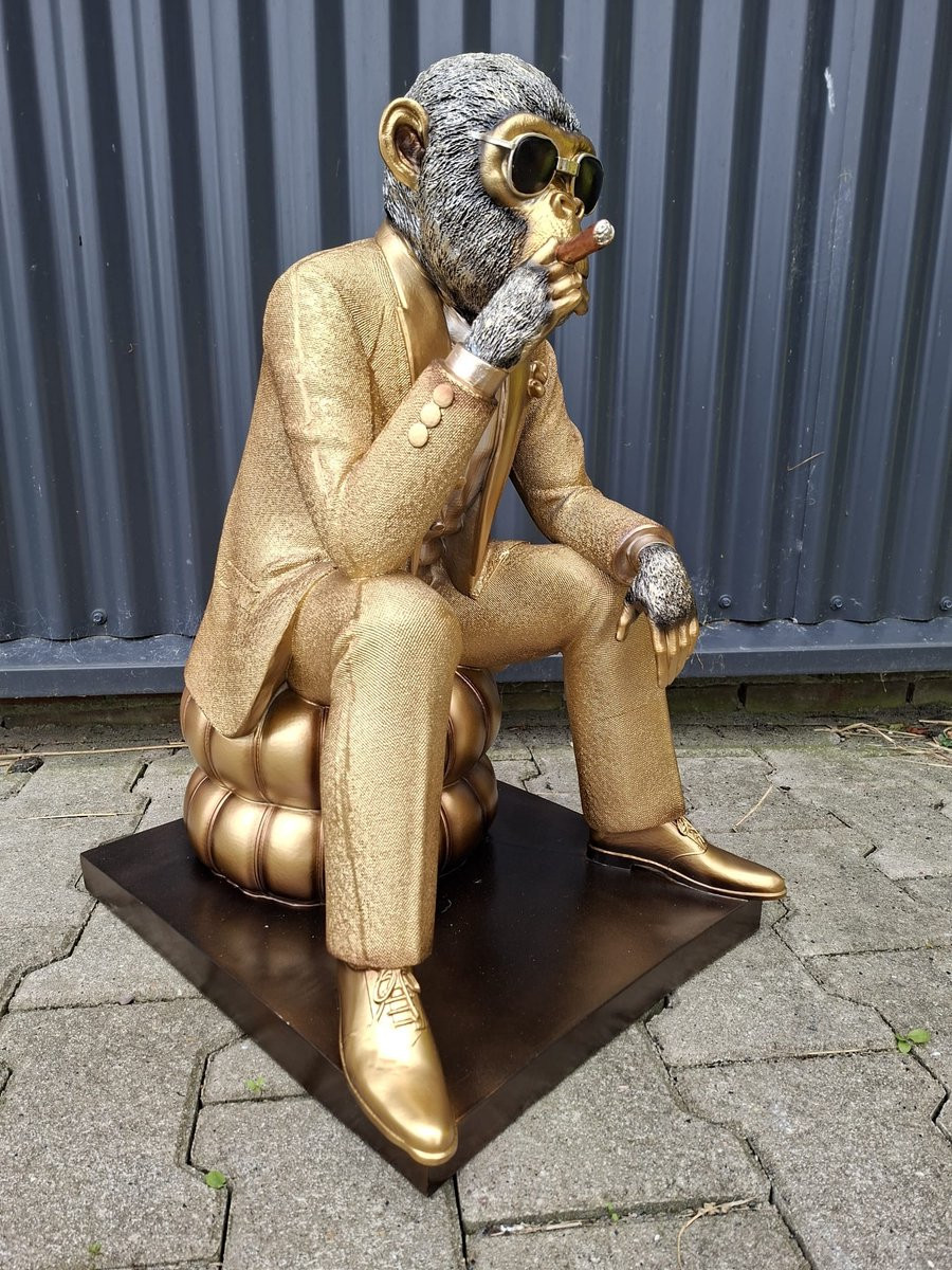 Luxe XL Chimp Aap in Goud Pak Beeld – Zittende Maffia Aap met Zonnebril en Sigaar – Polystone Goud/Zilver – H48 x B36 x L45 cm