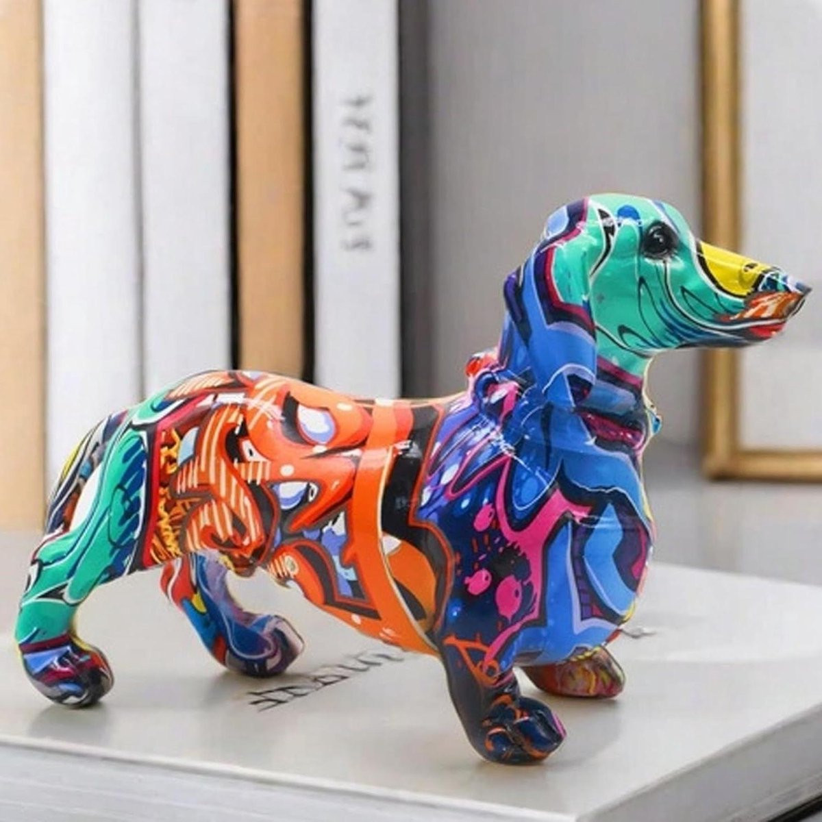 Handgeschilderd Teckel Hond Standbeeld - Realistisch Hars Hond Beeldje voor Huis en Kantoor - B/D/H: 21 x 14 cm - Kleurrijk