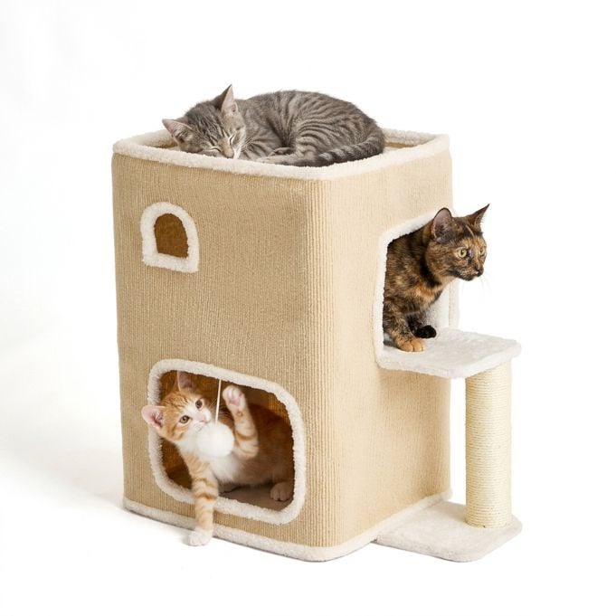Relaxdays Kattenhuis met 2 verdiepingen, kattenhol, krabpaal en speelgoed, beige