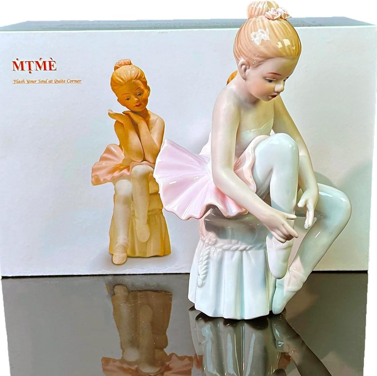 Elegante porseleinen beeldjes van roze dansers voor decoratie en verzamelen