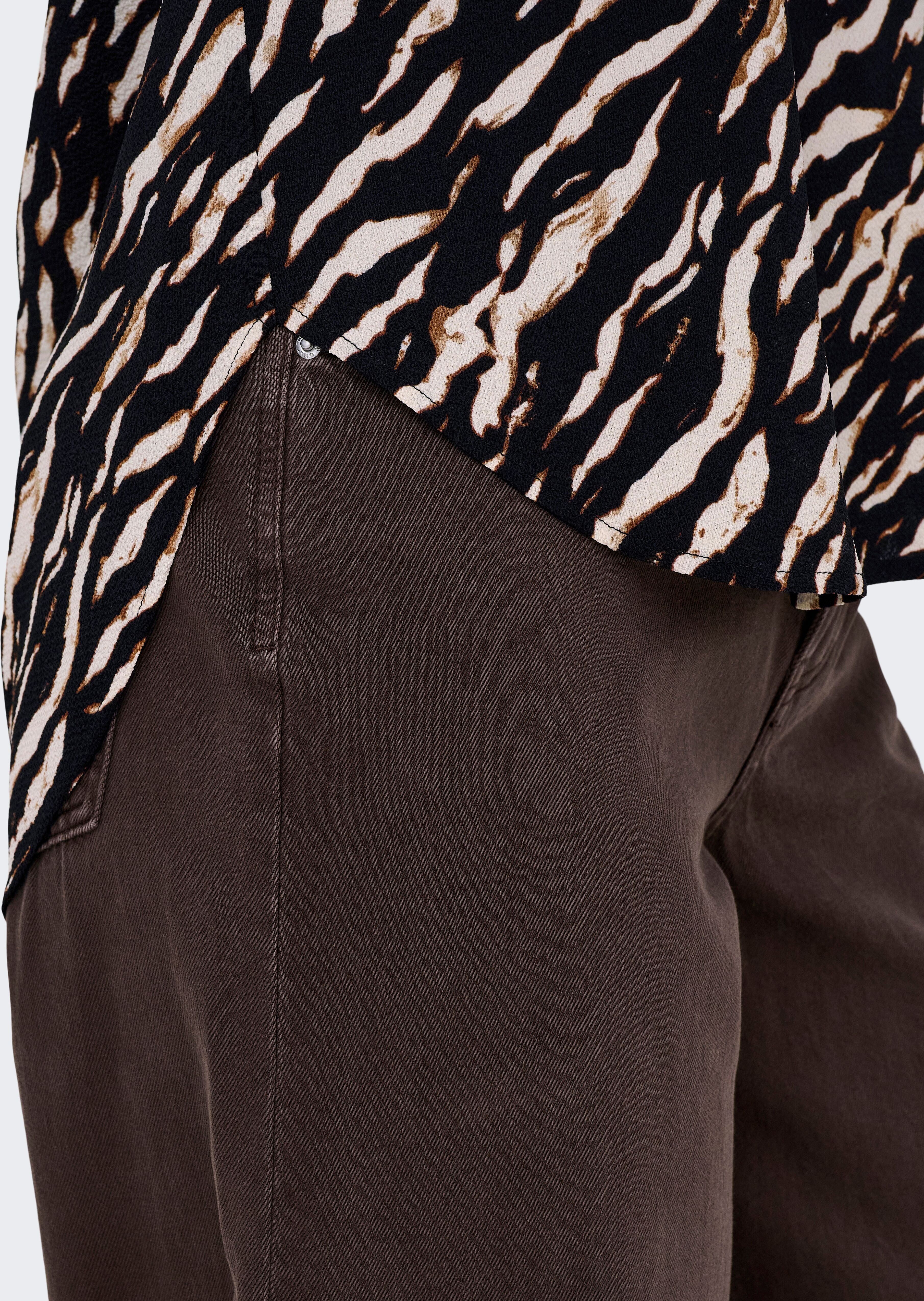 Shirtbluse ONLY "ONLVIC S/S AOP TOP NOOS PTM", Damen, Gr. 34, brush aop:derifting zebra, Web, Obermaterial: 97% Polyester, 3% Elasthan, bedruckt, regular fit hüftlang, Rundhals, Blusen Shirtbluse, mit Allover Druck brush aop:derifting zebra 34