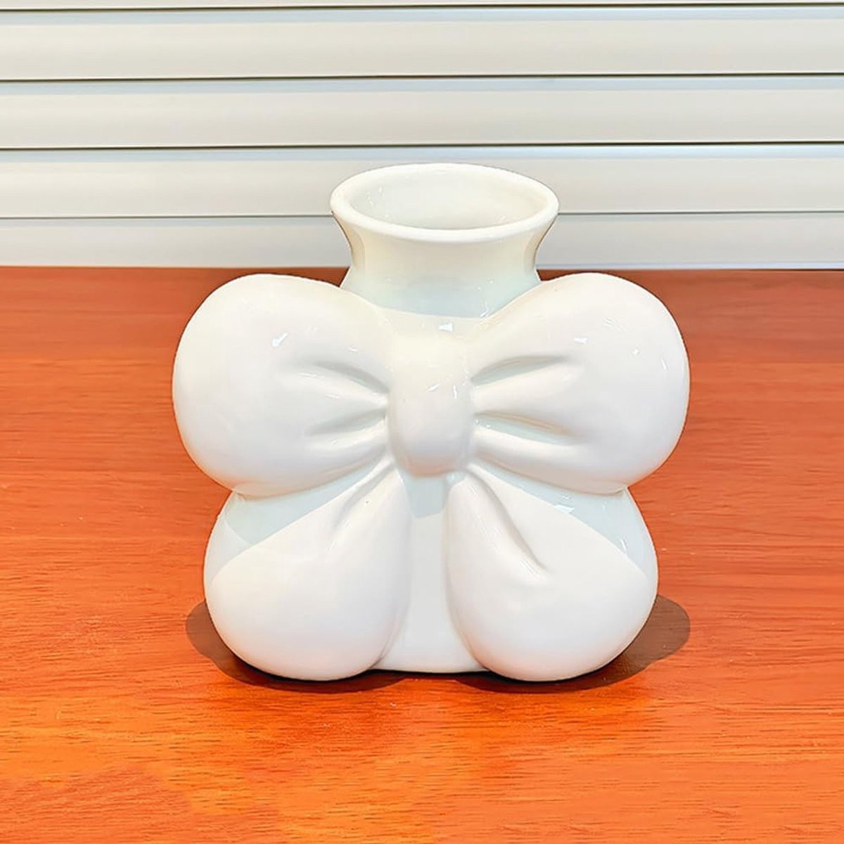 Moderne witte keramische boogvaas voor op tafel