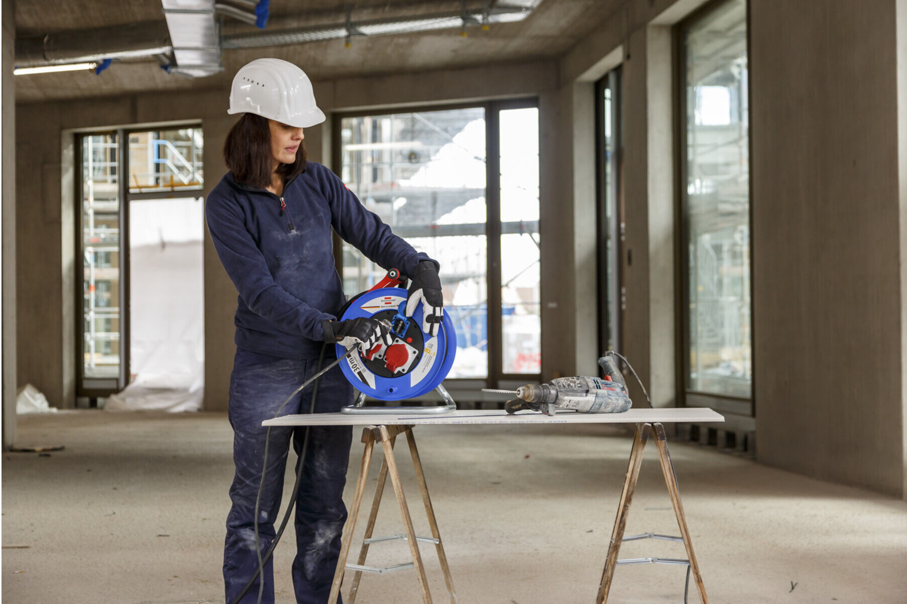 Brennenstuhl Garant CEE IP44 Industrie-/Baustellen-Kabeltrommel (30m Kabel in schwarz, Spezialkunststoff, Baustelleneinsatz und ständiger Einsatz im A (1238010)
