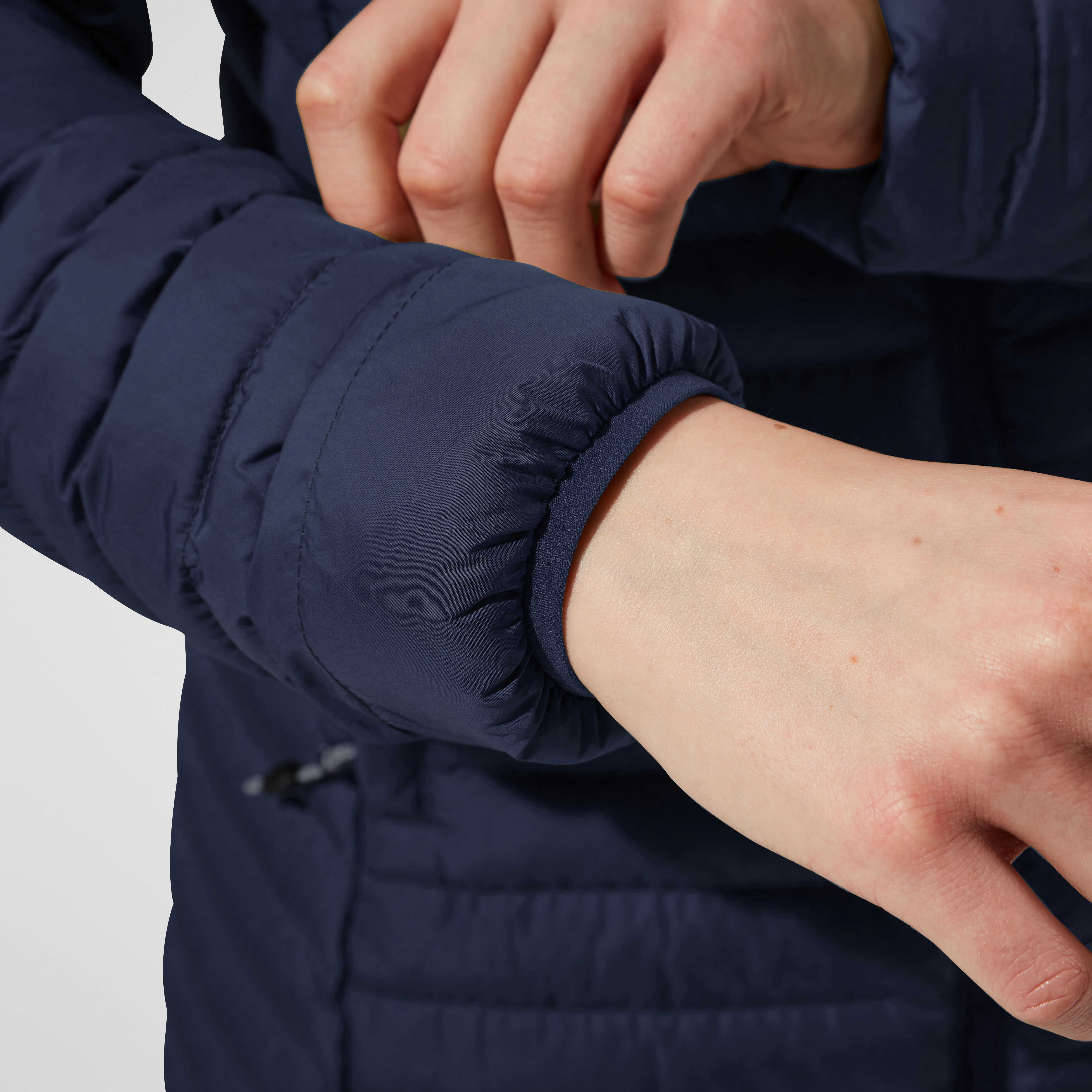 Steppjacke BERGHAUS "MICRO JKT LONG", Damen, Gr. XL, blau (dusk), Web, Obermaterial: 100% Polyester. Futter: 100% Polyamid. Wattierung: 100% Polyester, Po-bedeckend, Jacken Steppjacke, wärmeisolierende Steppjacke, wasserabweisend, po-bedeckende Länge dusk