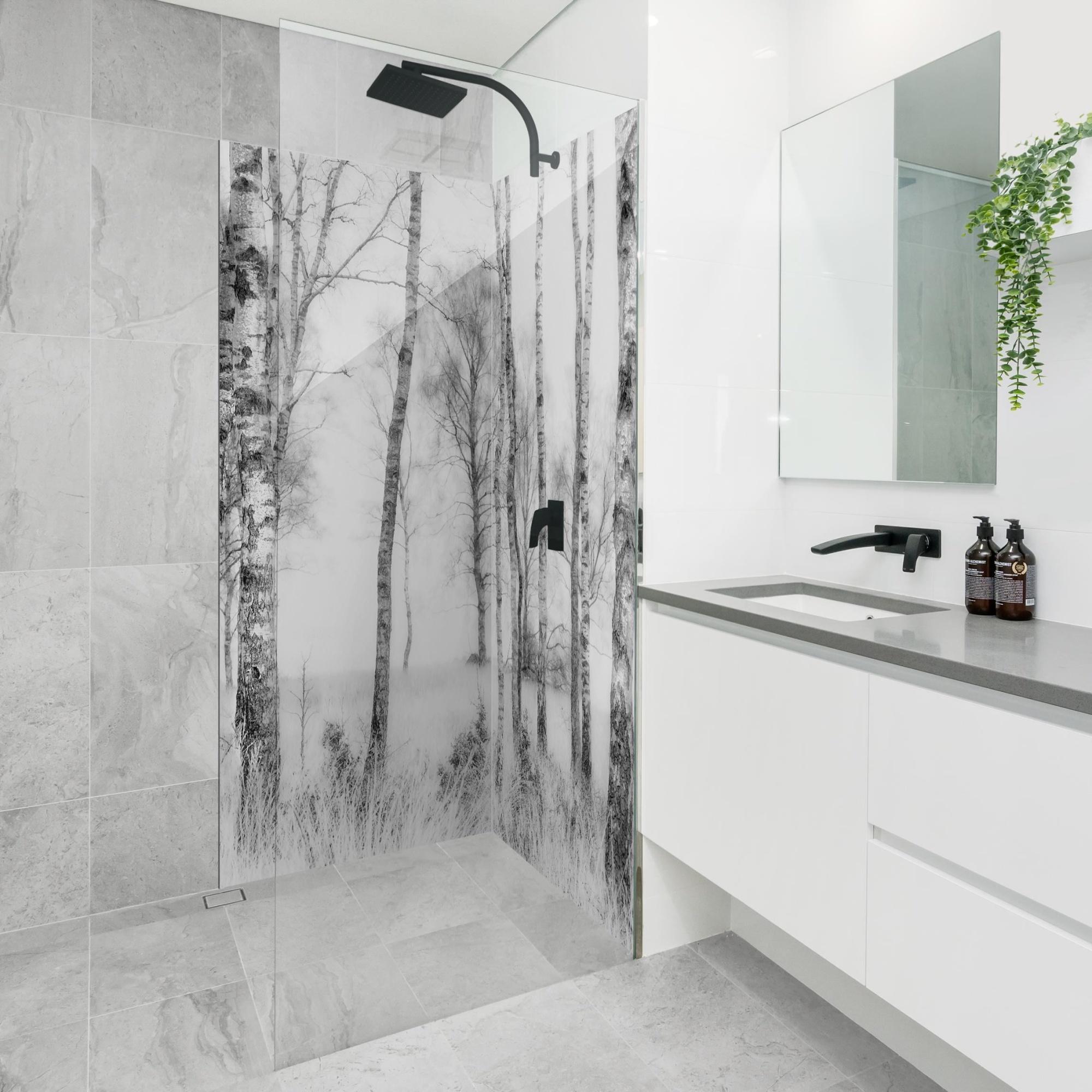 Duschrückwand Wald selbstklebend - 0.35 mm Wandpaneel wasserfest Wald schwarz weiss Motiv Badrückwand fugenlos Smart matt 110x210 cm