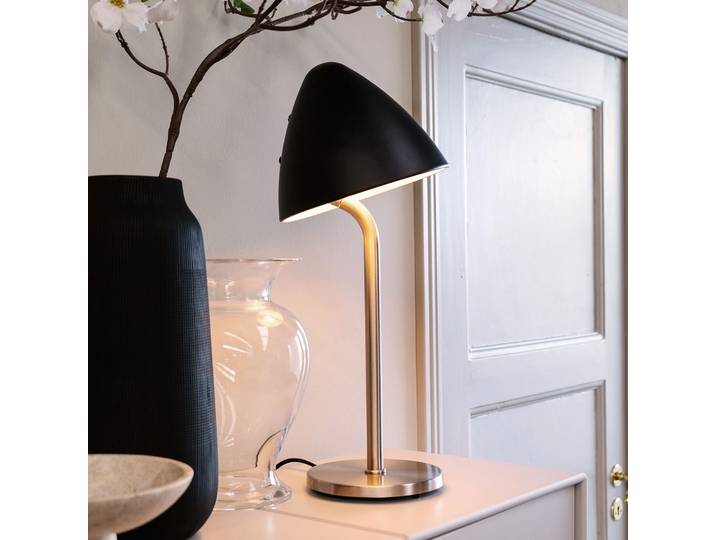 Oulu Tischleuchte Black/Brushed Steel - Dyberg Larsen - Wohnzimmer - Design - Metall - Mit Schirm
