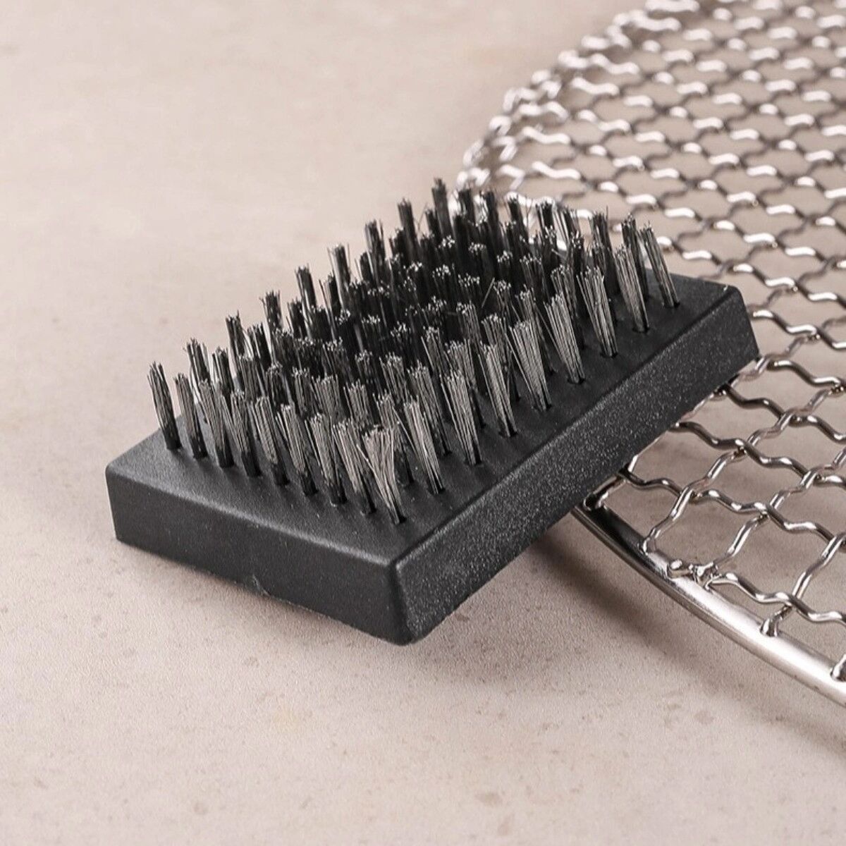 INF Brosse de nettoyage pour barbecue multifonctionnelle - Fil en acier inoxydable noir, brosse portable pour gril