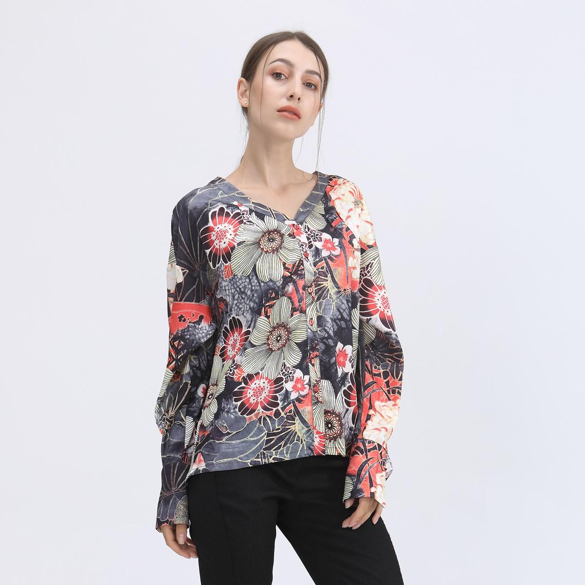 Bluse mit Makro-Blumenmuster und V-Ausschnitt