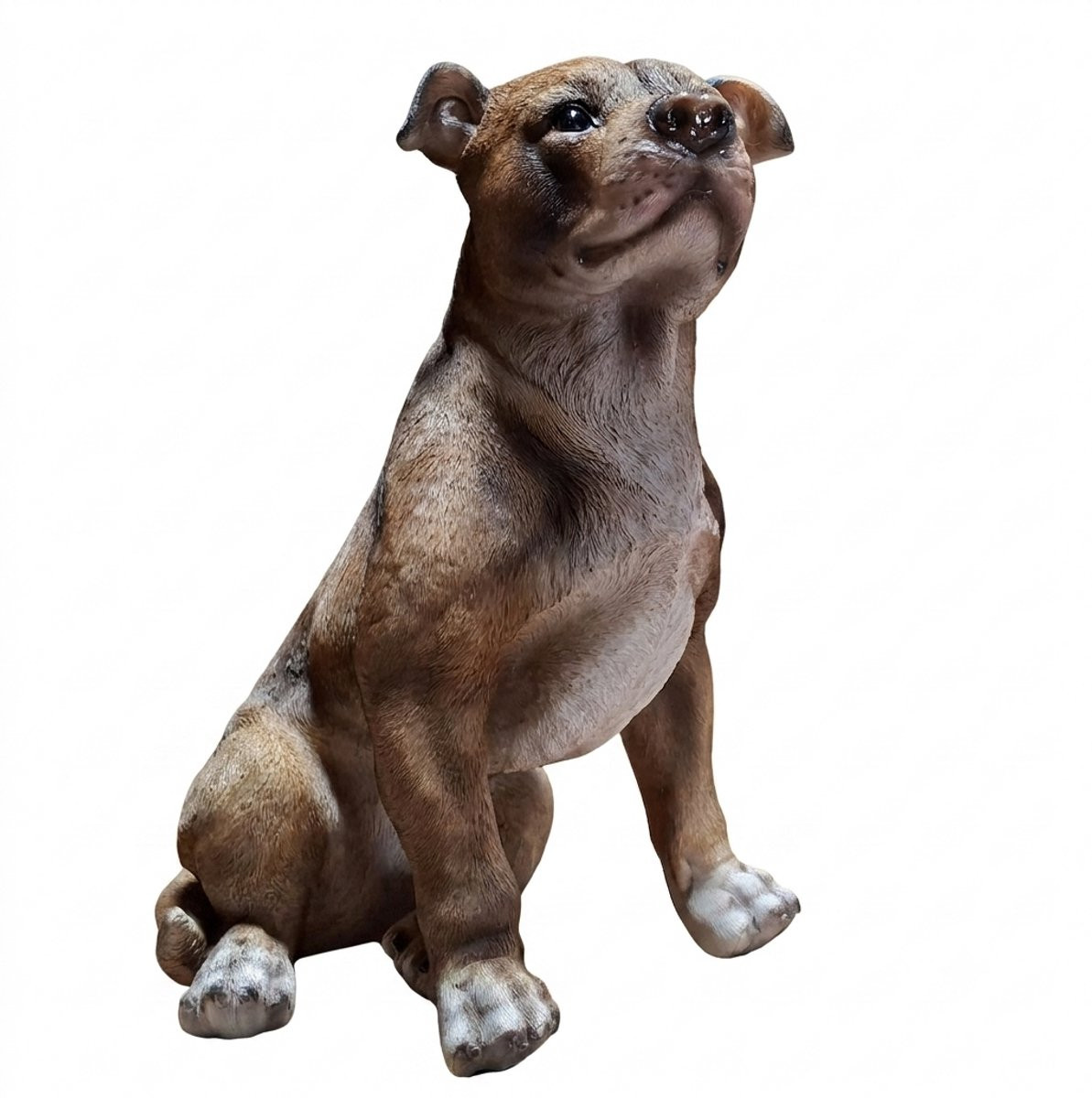 DecoHond Staffordshire Bull Terrier Pitbull Beeld – Zittend – Bruin/Gestroomd – Polystone – Hoogte: 32 cm – Realistisch Hondenbeeldje voor Binnen & Buiten