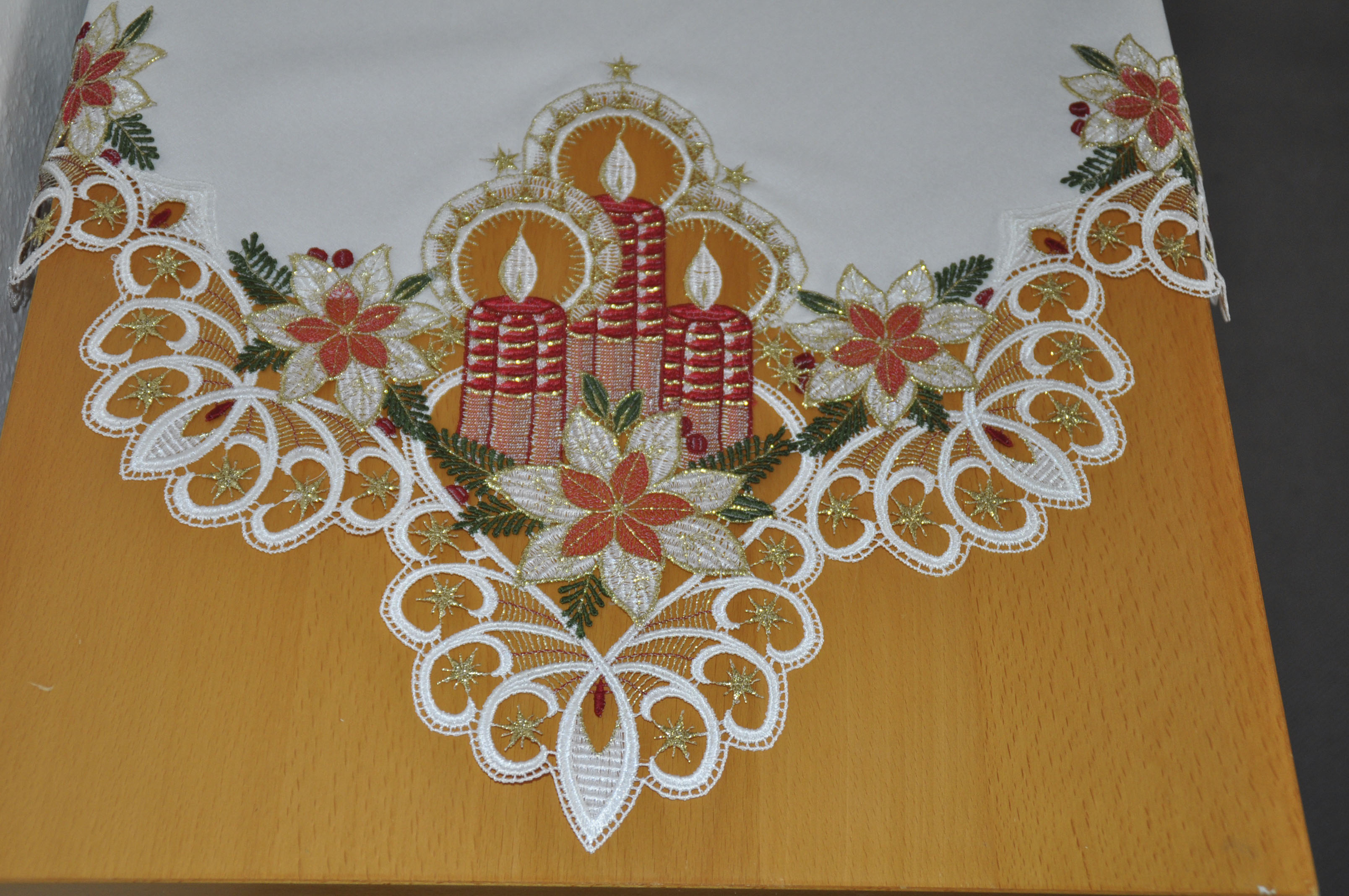 Mitteldecke STICKEREIEN PLAUEN "Tischdecke Kerzenschein" Gr. 1, bunt (rot, grün, weiß), B:80cm L:80cm, Polyester, Tischdecken, Mitteldecke, Plauener Spitze, Made in Germany rot, grün, weiß B/L: 80cm x 80cm