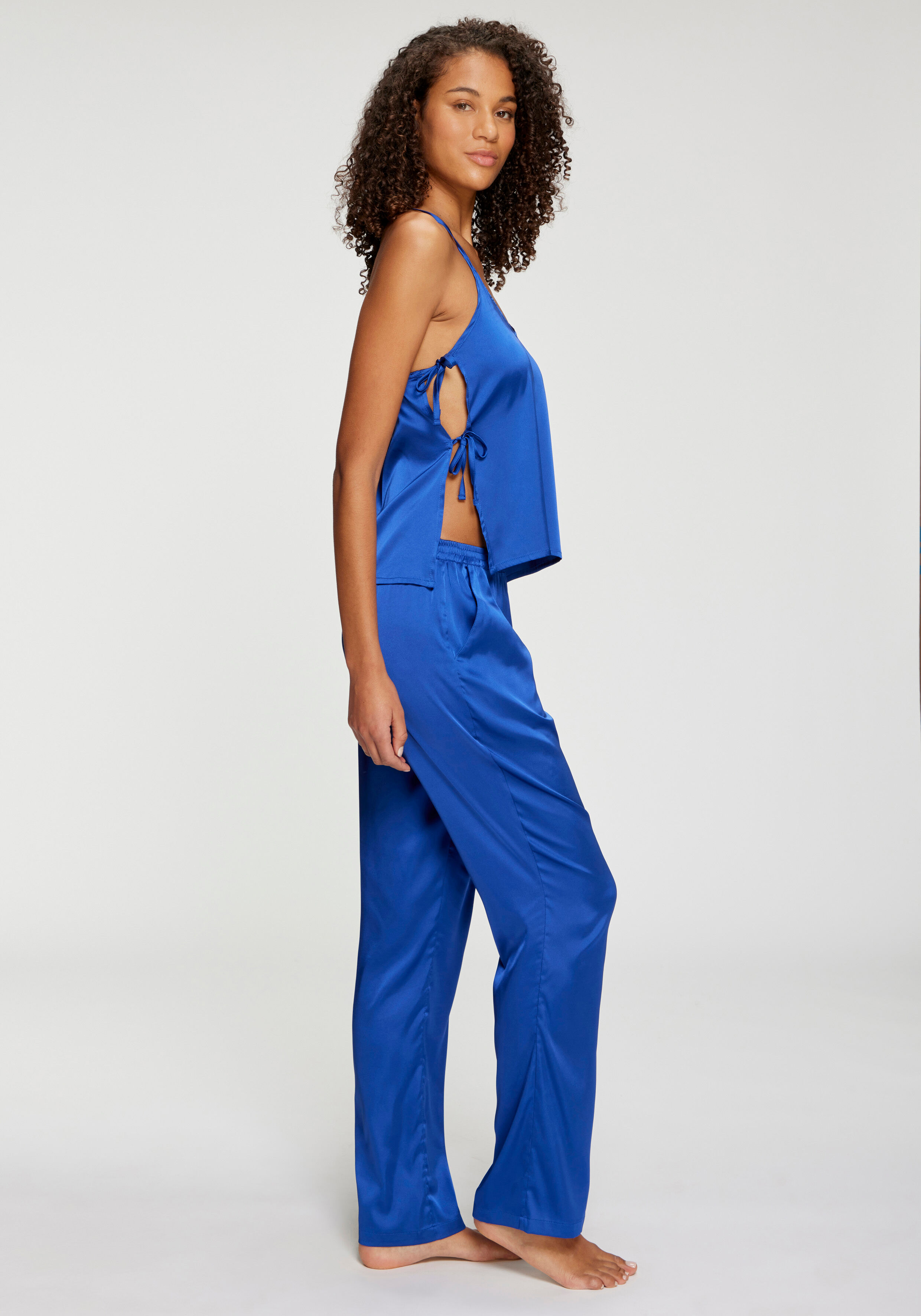 Pyjama LASCANA, Damen, Gr. 36, blau, Satin, Obermaterial: 96% Polyester, 4% Elasthan, gerade hüftlang, tiefer V-Ausschnitt, Homewear-Sets Pyjama, mit seitlichen Bändern zum Verschließen