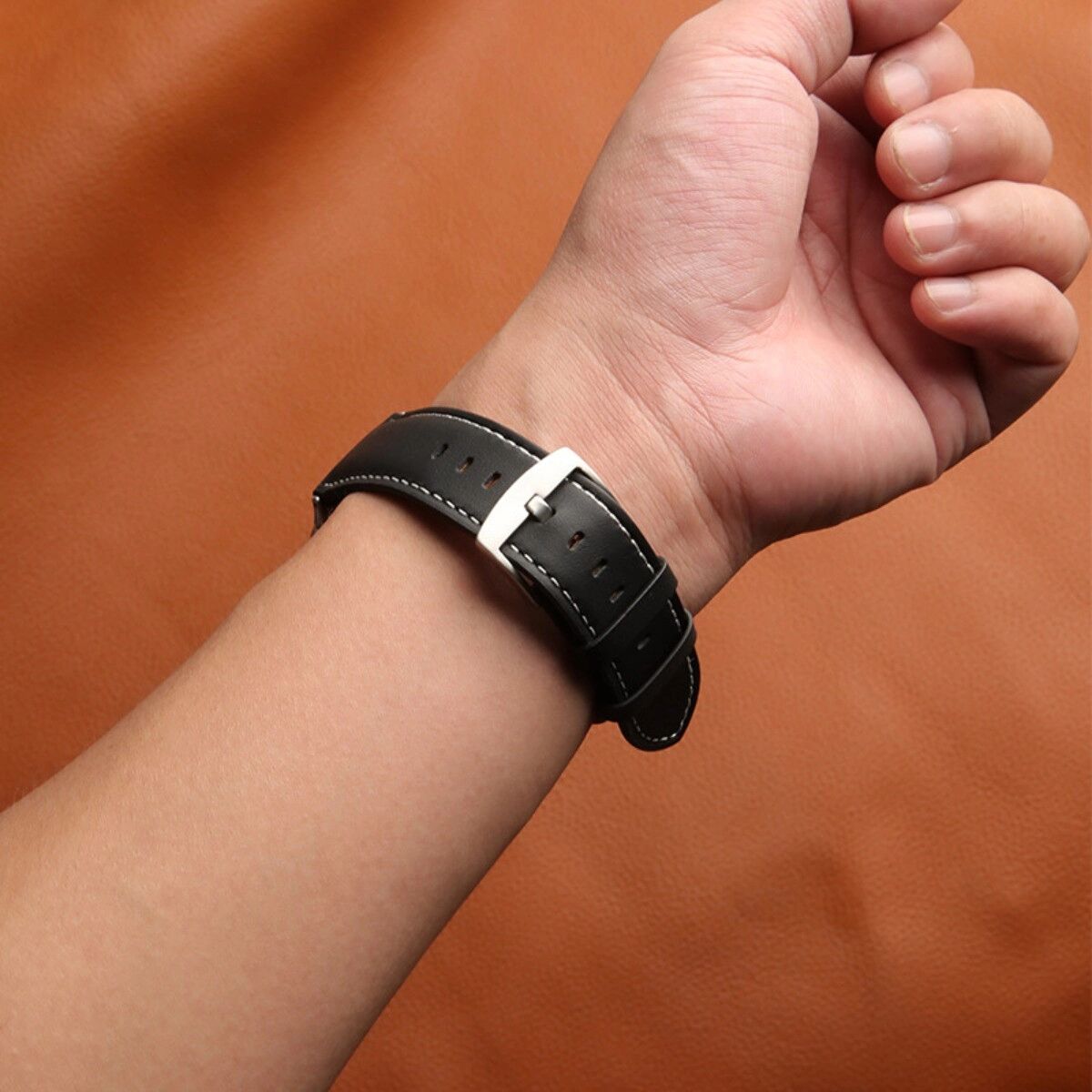 INF Ersatzarmband aus Fauxleder, kompatibel mit vivo Watch GT2, 22mm Anschluss, weicher Sitz am Handgelenk Schwarz