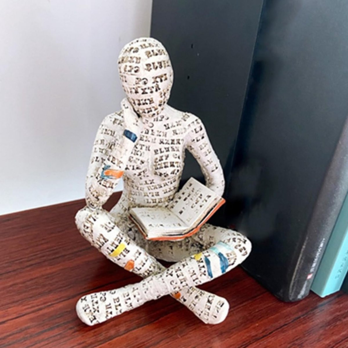 Abstract Denker Sculptuur - Decoratief Beeldje van een Lezende Vrouw in Hars