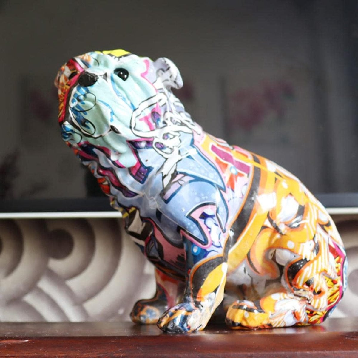 Handgemaakt kleurrijk Bulldog beeldje van hars voor interieurdecoratie B/D/H: 23 x 17 x 22 cm