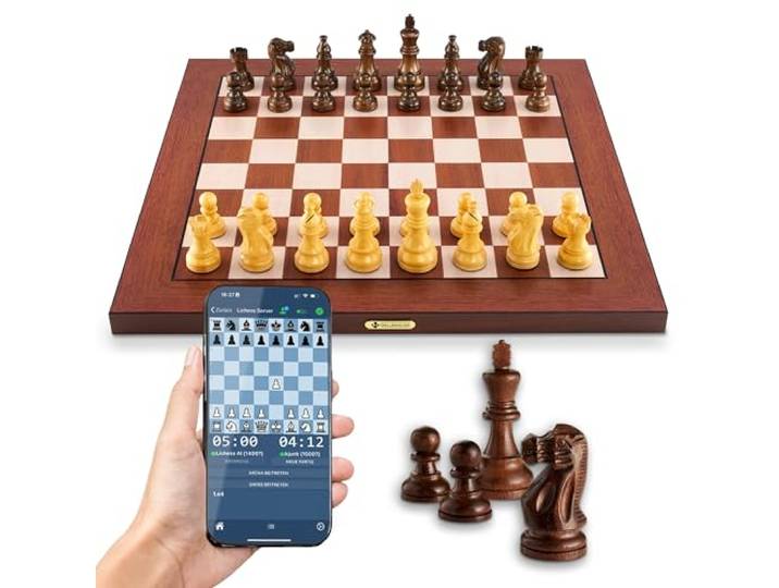 MILLENNIUM Supreme T2 – Smartes Turnier-Schachbrett mit Echtholzfiguren, Figurenerkennung, 81 LEDs zur Zuganzeige, Bluetooth & USB, Akku-Laufzeit > 15h, kompatibel mit Chess.com & Lichess