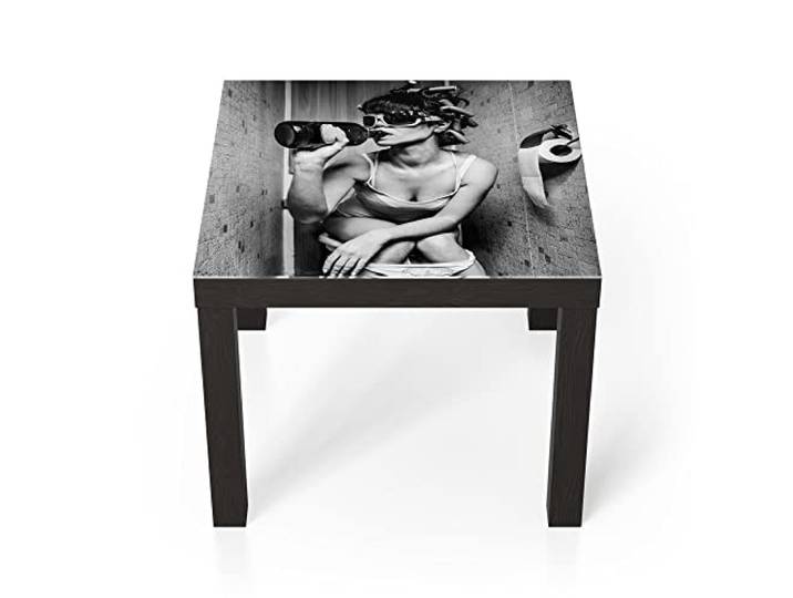 DEQORI Glastisch schwarz klein 55x55 cm Motiv Frau trinkt auf dem Klo ausgefallener Beistelltisch aus Glas Hochglanz Couchtisch fürs Wohnzimmer moderner Couch Tisch mit Design