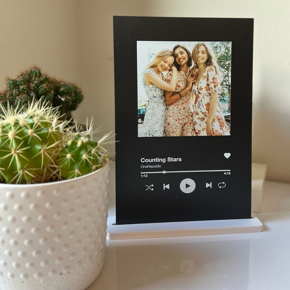 SpotiFrame Spotify Kunststof plaat zwart inclusief standaard - Gepersonaliseerd met foto en tekst - 30 x 20 cm