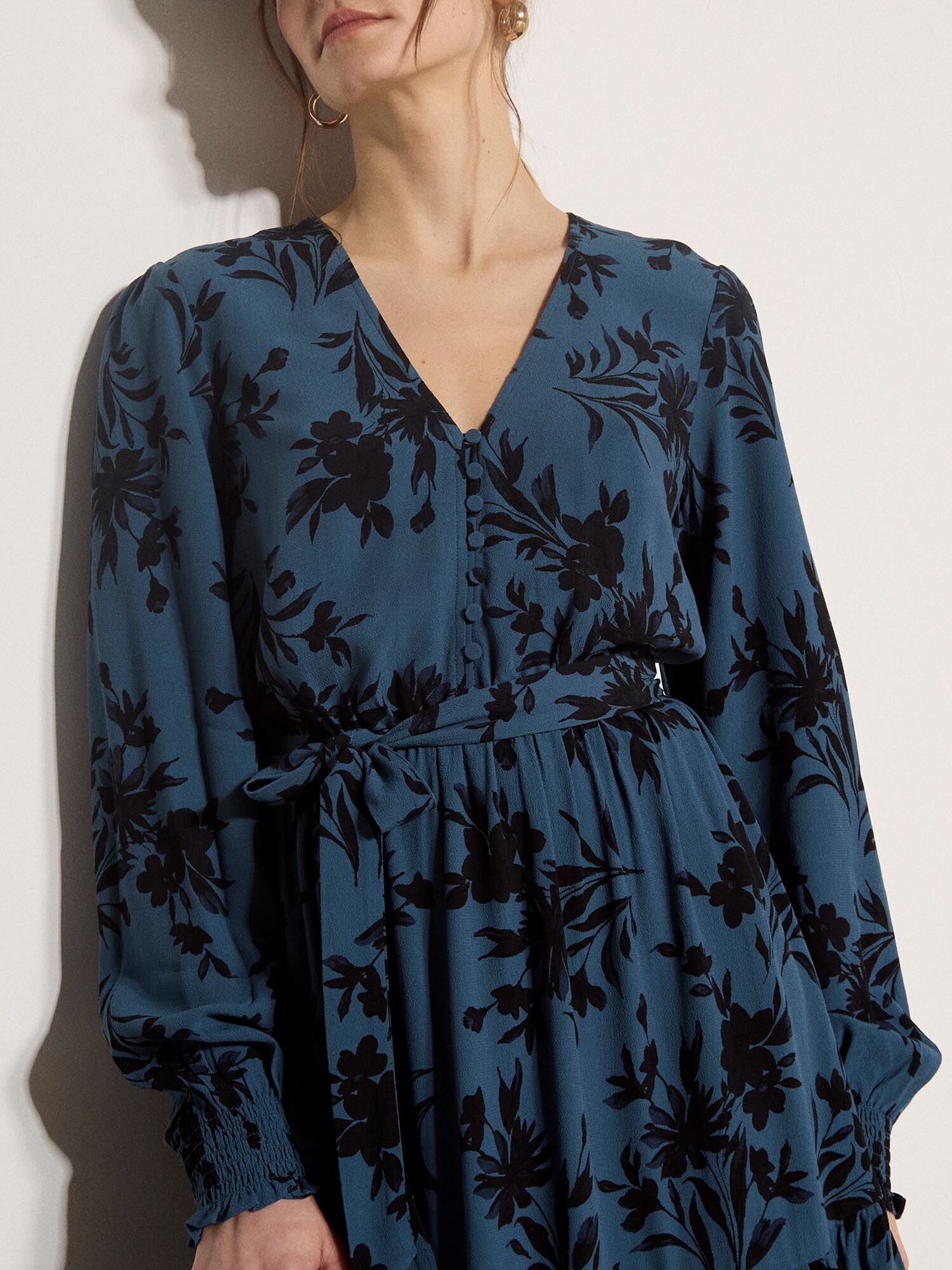 Midikleid APRICOT "Crêpekleid in wadenlänge", Damen, Gr. XS (34), N-Gr, grün (blaugrün), gewebt, Obermaterial: 100% Viskose CV., geblümt, Modisch, V-Ausschnitt, Elastische Bündchen, Kleider Midikleid, mit Blumenmuster