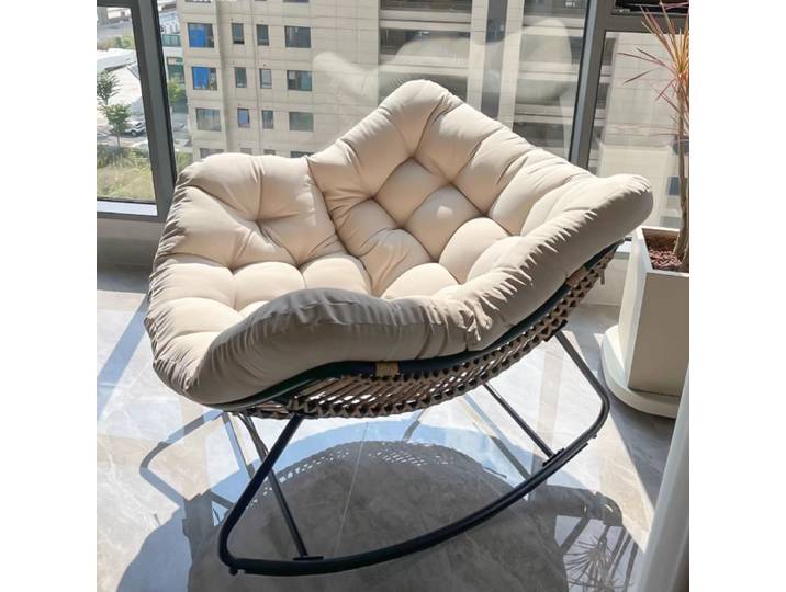 Fauteuil à bascule en rotin et en osier avec coussin moelleux, idéal pour l’intérieur et l’extérieur, pour se détendre sur un balcon, une terrasse ou dans un salon.
