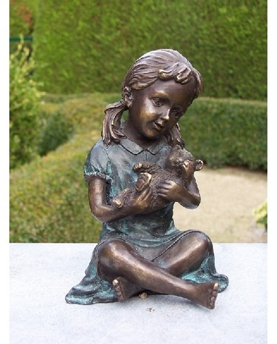 Bronzen beeld van een meisje met teddybeer