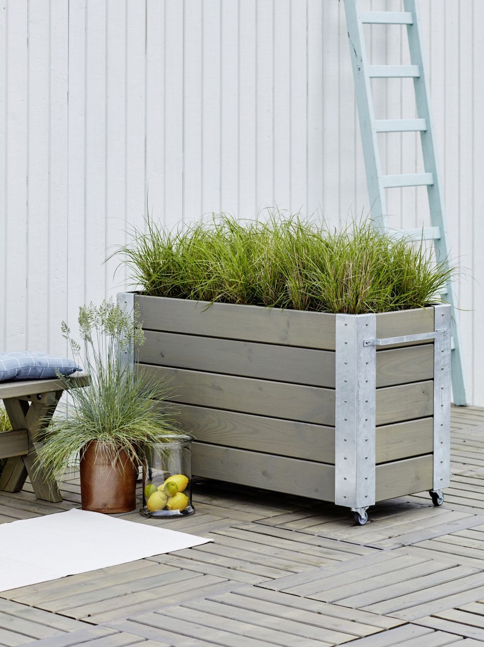 Plus Blumenkasten Cubic mit Räder Druckimpräg. RAL 7023 Graubraun