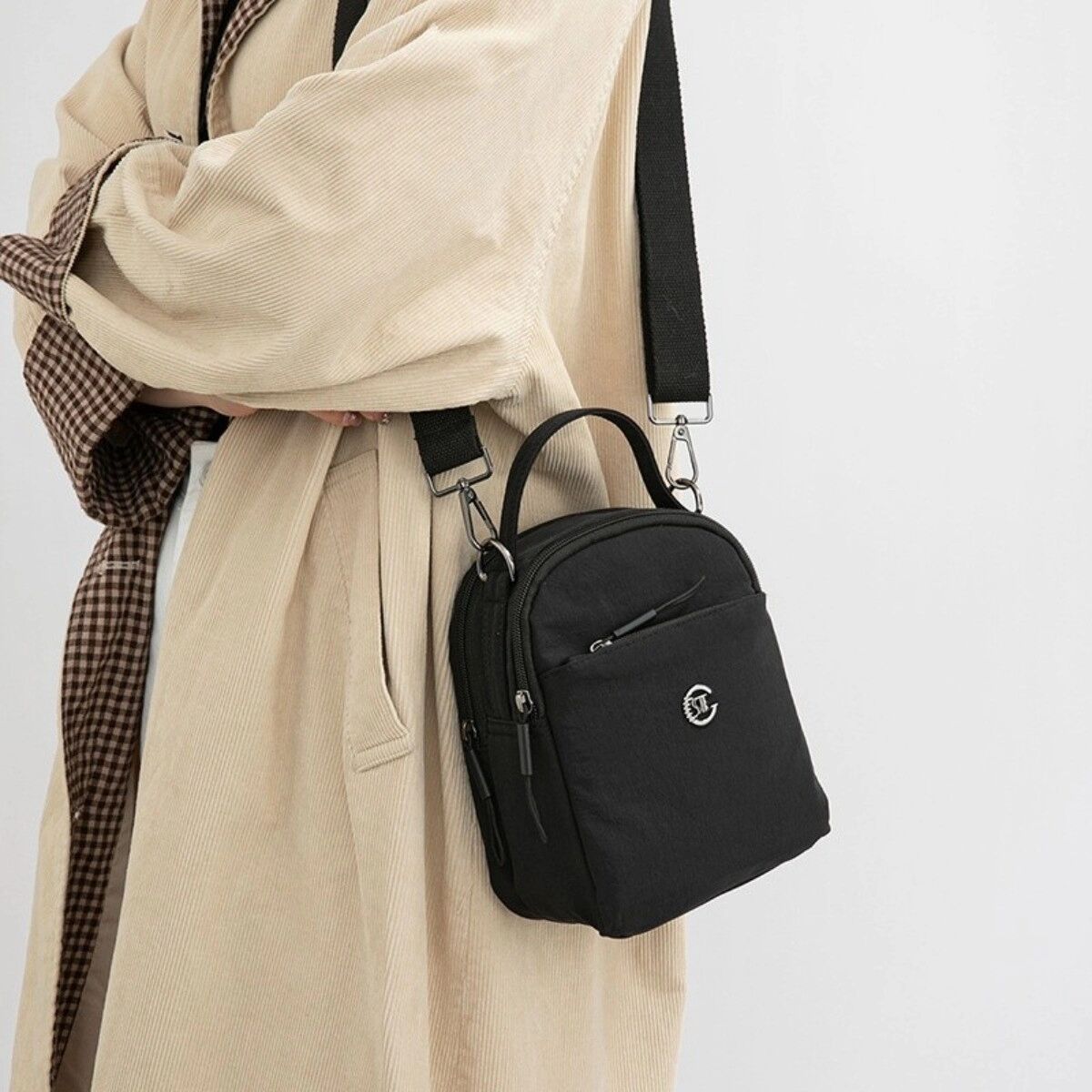 INF Nylon Crossbody-Handytasche – Leichtes, freihändiges Design mit organisiertem Innenraum für Pendeln und Reisen Schwarz