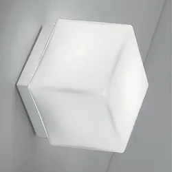 Zafferano Dado Wand- und Deckenleuchte, modernes Design, mattweißes Metall mit dreifach opalfarbenem Glasdiffusor, Maße 11 x 11 x 13 cm, E27-Fassung