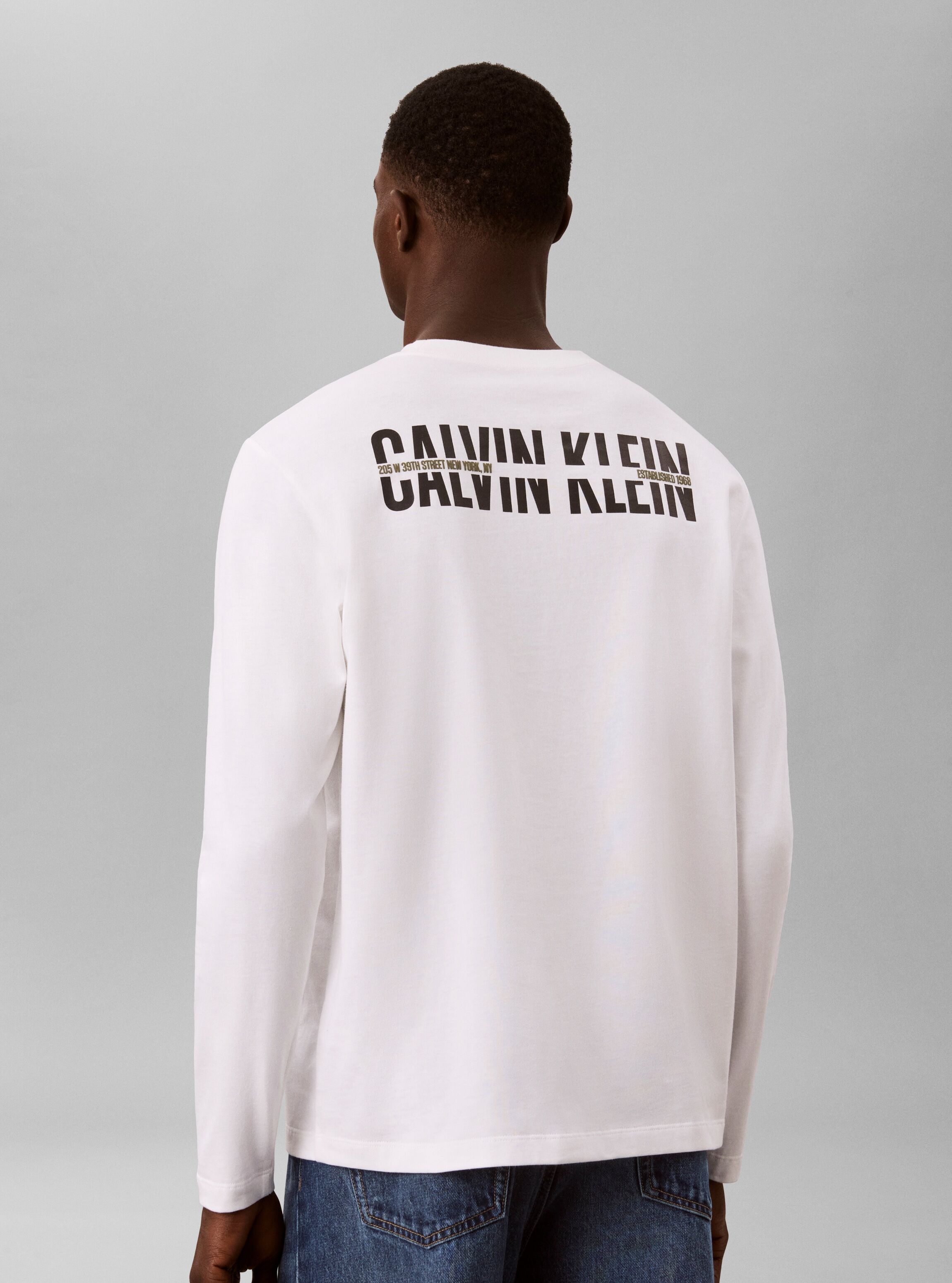 Langarmshirt CALVIN KLEIN JEANS "EASY 20S RETRO CALVIN BACK", Herren, Gr. L, weiss (hellweiß), Web, Obermaterial: 100% Baumwolle, unifarben, regular fit normal, Rundhals, eingesetzt abgesteppte Kante, Shirts Langarmshirt, Regular fit mit Markenprint hellw