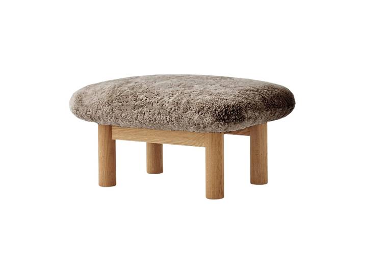 Audo Copenhagen Brasilia Fußhocker Natural oak-Sahara sheepskin curly