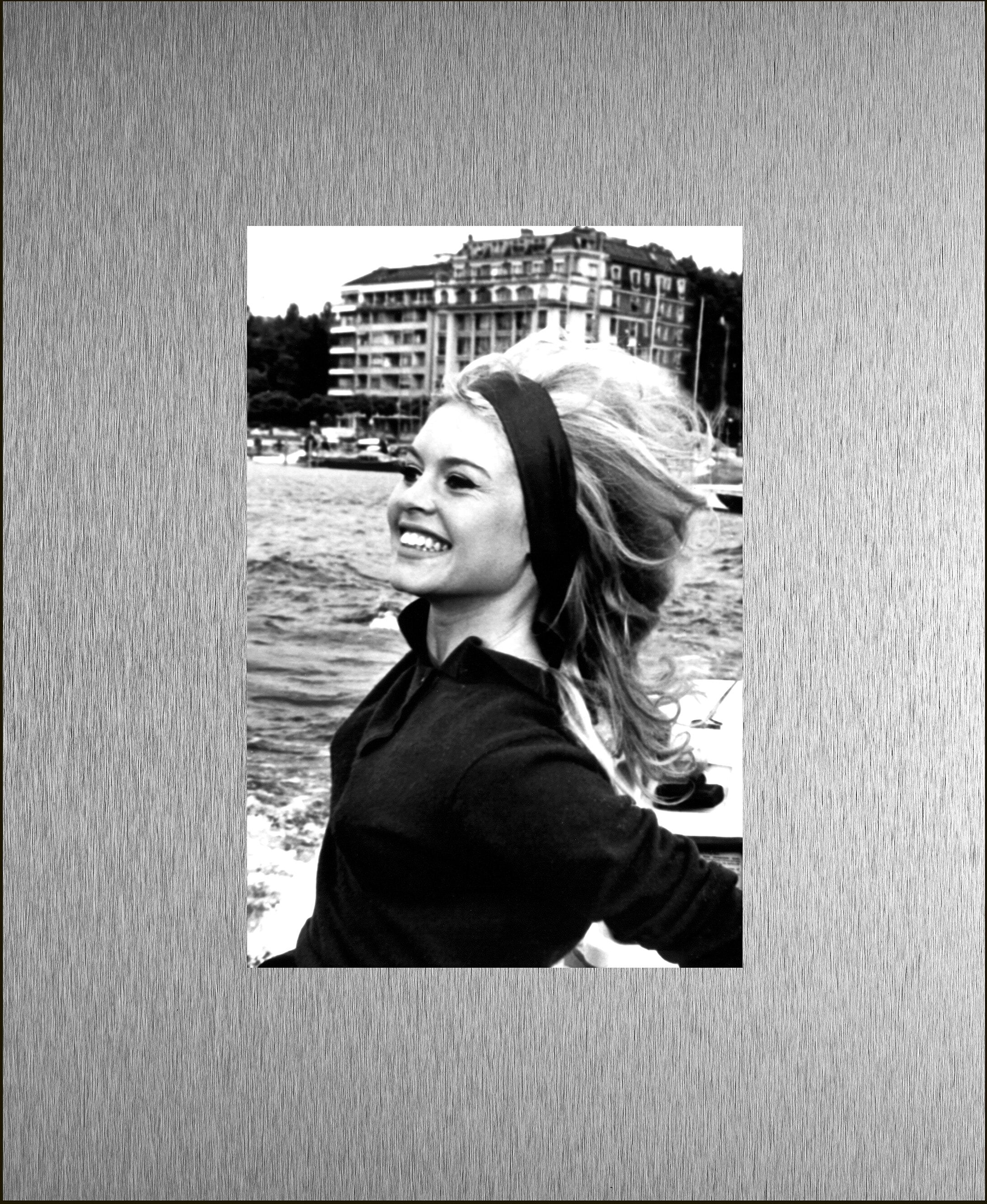 Bild QUEENCE "Trend Wandbild, Wandkunst, Kunstdruck "Brigitte Bardot", schwarz-weiss (farbe rahmen: schwarz, farbe bild(er): silber), B:50cm H:40cm T:1,5cm, Aluminium, Bilder, Bild, inkl. Passepartout aus hochwertigem Aluminium und schwarzem Rahmen farbe 